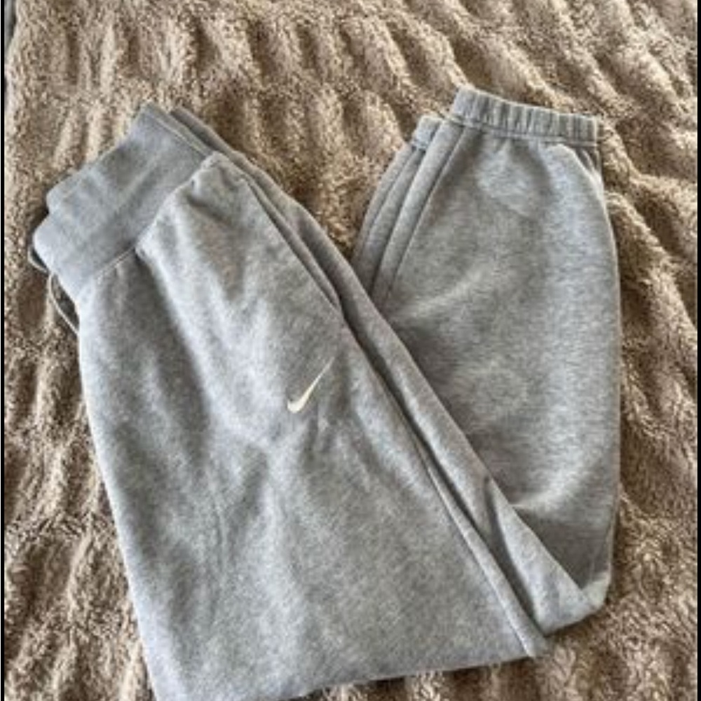 Grey nike women’s over sized high wasted pants in excellent condition!